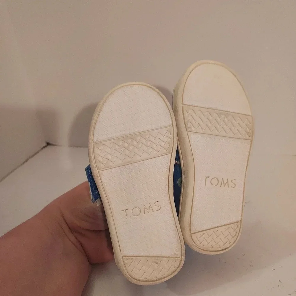 TOMS Dinoland Baby/Toddler Glow-In-The-Dark Alpargata Shoes in Size T6 Toddler